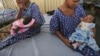 Les femmes avec leurs nouveau-nés dans un service de la maternité de l'île de Lagos, Nigeria, le 31 octobre 2011. (AP Photo/Sunday Alamba)