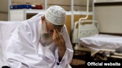 آیت‌الله علی خامنه‌ای رهبر جمهوری اسلامی ایران در حال نماز در بیمارستان - ۲۰ شهریور ۱۳۹۳