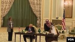 Rais Trump na Mfalme Salman wakisaini mkataba wa ulinzi.