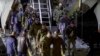 ARCHIVES - Des prisonniers de guerre russes quittent un avion militaire russe après avoir été libérés, dans un lieu non précisé en Russie (capture d'écran d'une vidéo publiée par le service de presse du ministère russe de la Défense le jeudi 22 septembre 2022).