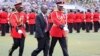 Le président élu de Tanzanie, John Magufuli, est escorté après avoir inspecté une garde d'honneur militaire tanzanienne lors de sa cérémonie d'inauguration au stade Uhuru à Dar es Salaam, le 5 novembre 2015.