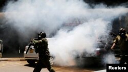Les policiers dispersent une manifestant d'opposants, à Nairobi, le 2 octobre 2017. 