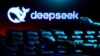 DeepSeek標誌與一雙放在鍵盤上的機械手
