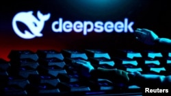 DeepSeek標誌與一雙放在鍵盤上的機械手