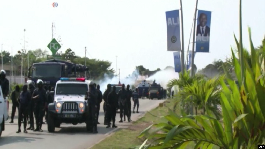 Les agents de l&rsquo;ordre se déploient pour stopper la progression des manifestants en direction du siège de la Commission électorale nationale autonome et permanente, à Libreville, 31 août 2016.