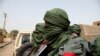 Les soldats maliens ont rejoint les rebelles pour une patrouillent à Gao, au Mali, le 23 février 2017.