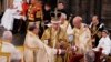 Raja Charles III mengenakan Mahkota St Edward saat upacara penobatannya di Westminster Abbey, London. (Foto:Yui Mok via REUTERS)