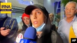 Elnaz Rekabi akiongea na waandishi wa habari katika uwanja wa ndege wa kimataifa wa Imam Khomeini, Tehran, Iran, Oct. 19, 2022.