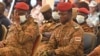 Le chef de la junte du Burkina Faso, le capitaine Ibrahim Traoré (à dr.) lors d'une cérémonie au camp militaire du général Sangoule Lamizana à Ouagadougou le 8 octobre 2022.