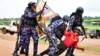 Des policiers anti-émeutes ougandais tirent des bombes lacrymogènes pour disperser les partisans du candidat à la présidence Bobi Wine, dans le district de Luuka, à l'est de l'Ouganda, le 18 novembre 2020.