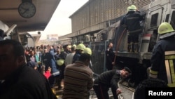 Les forces de sécurité égyptiennes sur les lieux où un incendie a fait des morts et des blessés à la gare principale du Caire, en Égypte, le 27 février 2019.