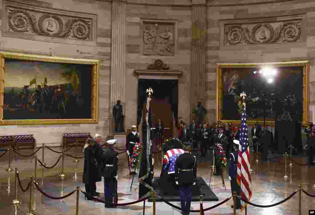 Rais Donald Trump na mkewe Melania Trump, wakiwasili kutoa heshima zao za mwisho kwa mwili wa Rais mstaafu George H. W. Bush ukiwa katika ukumbi wa Rotunda, ndani ya Bunge la Marekani, Jumatatu, Dec. 3, 2018 , Washington. (Brendan Smialowski/Pool via AP) 