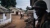 Des soldats des Forces armées centrafricaines (FACA) inspectent leur base militaire pillée et occupée par des miliciens rebelles à Bangassou le 3 février 2021, pour la première fois depuis l'attaque du 3 janvier 2021. (Photo AFP/ ALEXIS HUGUET)