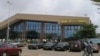 Façade de l'aéroport international cardinal Bernardin Gantin de Cotonou, le 17 mai 2017. (VOA/Ginette Fleure Adande)
