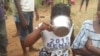Rituel public au cours duquel la femme jure fidélité à son mari et demande que les ancêtres la pourchassent si elle commet l'adultère, 24 octobre 2017. (VOA/Ginette Fleure Adandé)