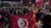 La foule salue la dissolution du parlement et du gouvernement du premier ministre Hichem Mechichi par le président tunisien Kais Saied à Tunis, le 25 juillet 2021, après une journée de protestation dans tout le pays.
