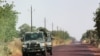 Des soldats maliens sur la route en direction de Diabaly, 40 kilomètres de Segou, le 14 janvier 2013.