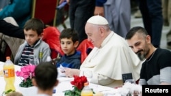 Pope Francis akishiriki katika chakula cha mchana kusherehekea Siku ya Maskini Duniani huko Vatican.