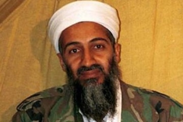 Hình minh họa - Máy bay trực thăng của Hoa Kỳ rời đi, trong khi chiến binh Taliban ngồi trên chiếc xe tăng bị bỏ hoang, bao quanh bởi những bông hoa anh túc đỏ.