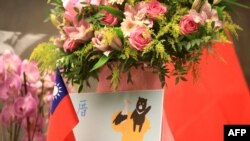 资料照片：台北驻立陶宛台湾代表处的大厅摆着鲜花和旗帜。（2021年11月18日）