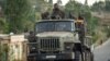 Des soldats du gouvernement éthiopien montent à l'arrière d'un camion dans la région de Tigray, dans le nord de l'Éthiopie, le 11 mai 2021.
