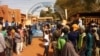 Des passant attendent sur place après un attentat-suicide à Gao, au Mali, le 18 janvier 2017. (VOA/Toure Boubacar) 