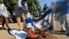 Des manifestants soudanais brûlent un drapeau israélien à Khartoum, le 17 janvier 2021.