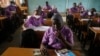 Des élèves de l'Oregun Junior and Senior High School assistent à des conférences dans une salle de classe à Lagos au Nigeria, le lundi 18 janvier 2021. (Photo AP/Sunday Alamba)