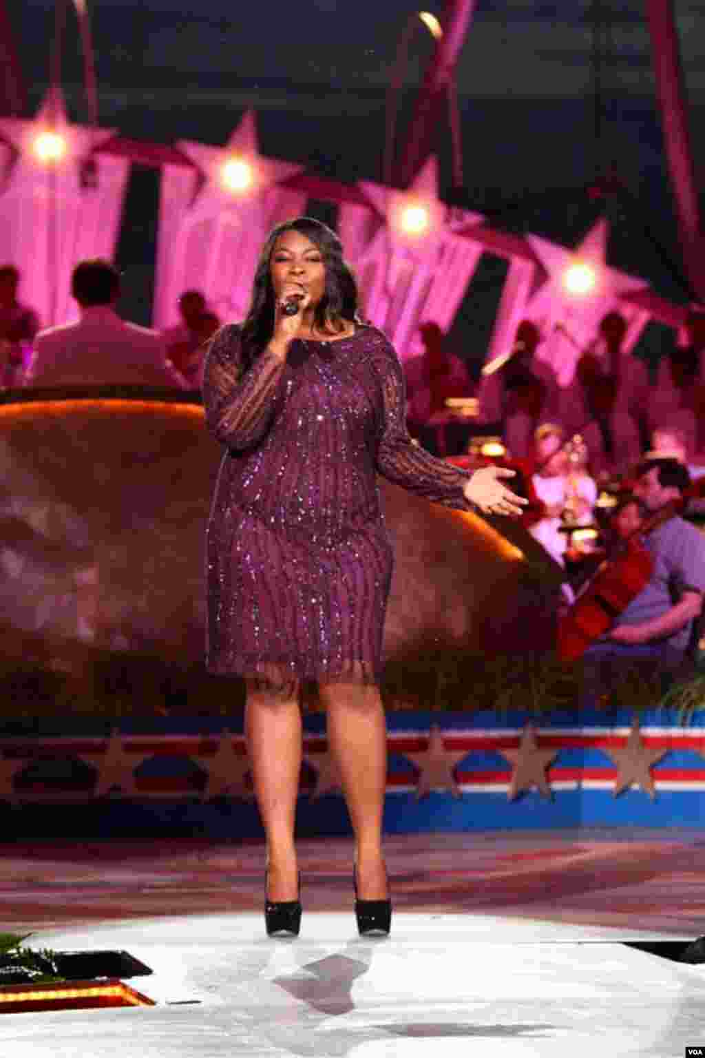 Candace Glover performs at the dress rehearsal for "A Capitol Fourth" in Washington, July 3, 2013. (W. Workinger/VOA)