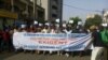 Marche des enseignants à Bamako, au Mali, le 5 avriil 2017. (VOA/Kassim Traoré)