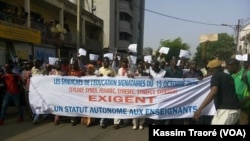 Des enseignants manifestent à Bamako, au Mali, le 5 avril 2017. (VOA / Kassim Traoré)
