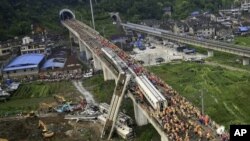 中国救援人员7月24日在温州的高速铁路动车追尾事故现场救助受害者