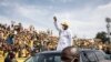 Le président Alpha Condé salue ses partisans lors d'un rassemblement de campagne à Conakry le 16 octobre 2020. (Photo by JOHN WESSELS / AFP)