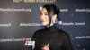 Penyanyi Dua Lipa, yang tampil utama di Glastonbury, membatalkan tur Asia-nya, termasuk konser di Indonesia, karena masalah dengan tata panggung yang dinilai tidak aman. (Foto: VOA)