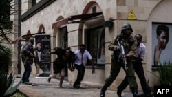 Maafisa wsa Usalama wa Kenya wakiwasaidia watu kutoka nje ya hoteli ya DusitD2 Nairobi, Kenya, hapo January 15, 2019.