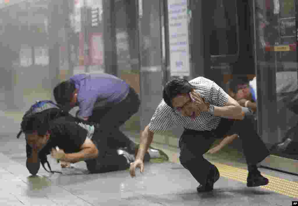 People take shelter from a mock gas attack during a South Korea-U.S. joint military exercise at a subway station in Seoul, August 20, 2013.