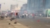 Affrontements entre policiers et manifestants à Deckon au centre-ville de Lomé, au Togo, le 28 décembre 2017. (VOA/Kayi Lawson)