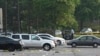 Sejumlah petugas dari tim investigasi kepolisian berada di lokasi kejadian insiden penembakan di sebuah lapangan parkir dari sebuah mal di Willowbrook, Illinois, pada 18 Juni 2023. (Foto: AP/Matt Marton)