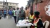 Des électeurs attendent de voter dans un bureau de vote à Lagos, au Nigeria, le 18 mars 2023.
