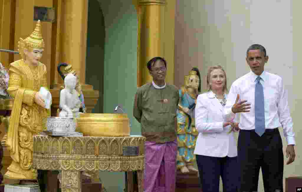 Tổng thống Mỹ Barack Obama trò chuyện với phóng viên khi ông đến tham quan chùa Shwedagon cùng Ngoại trưởng Mỹ Hillary Clinton ở Rangoon, Miến Điện, ngày 19 tháng 11, 2012.
