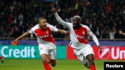 L'AS Monaco Tiemoué Bakayoko fête le 3e but avec Kylian Mbappé-Lottin, lors du match contre Manchester City, le 15 mars 2017.