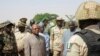 Le Premier ministre Diango Cissoko (3e à gauche) visite les soldats nigériens à Banamba, le 9 avril 2013.