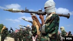 Um membro da al-Shabab no treino de lança-granadas