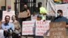 Une coalition de groupes de défense du logement protestant contre les expulsions lors d'une conférence de presse devant le gouvernorat du Massachussetts, vendredi 30 juillet 2021, à Boston. 