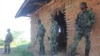 Des soldats de la RDC déployés dans la région de Beni où les rebelles ougandais des Forces démocratiques alliées (ADF) lancent régulièrement des attaques à l'arme blanche, tuant des civils, à Beni, Nord-Kivu, RDC, 6 juin 2016. VOA/