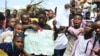 Des étudiants de l'Université de Calabar manifestant contre l'augmentation des frais universitaires à Calabar, Nigeria. 