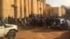 La foule est réunie devant la cour de Justice pour le procès de trafic de bébés, à Niamey, Niger, le 13 mars 2017. (VOA/Abdoul-Razak Idrissa)