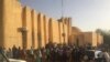 La foule est réunie devant la cour de Justice pour le procès de trafic de bébés, à Niamey, Niger, le 13 mars 2017. (VOA/Abdoul-Razak Idrissa)