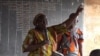Une propriétaire menacée d'expropriation au Bénin, le 29 août 2017. (VOA/Ginette Fleure Adandé)