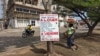 Des panneaux d'appartements ou de maisons informels, à Cotonou, Bénin, le 20 mai 2018. (VOA/Ginette Adandé Fleure)
